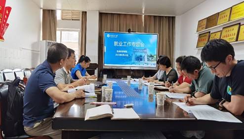 说明: 图片包含 人, 室内, 男人, 天花板 描述已自动生成