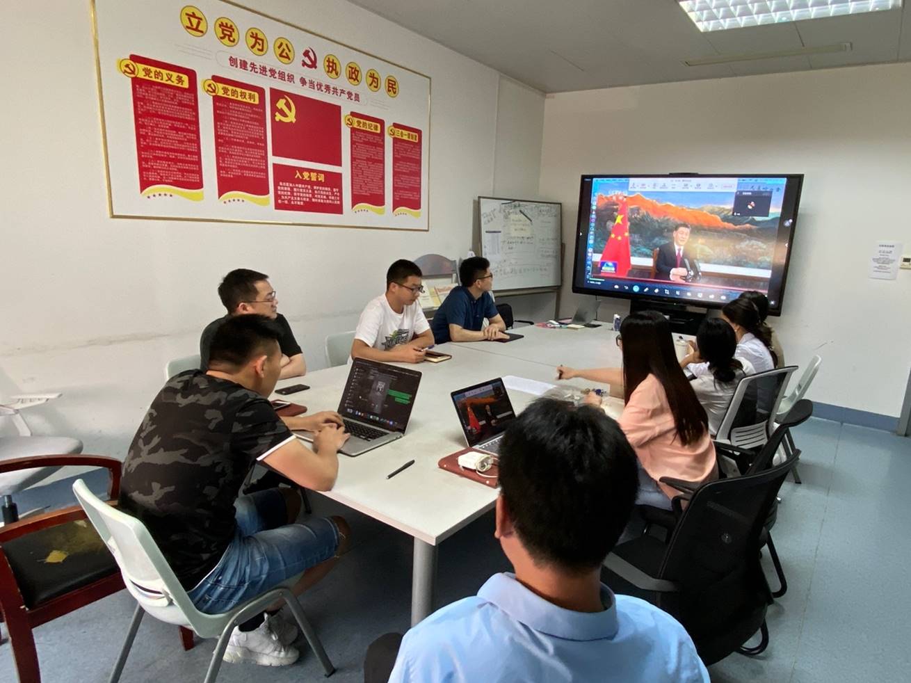 说明: A group of people sitting at desks in a classroom Description automatically generated with low confidence