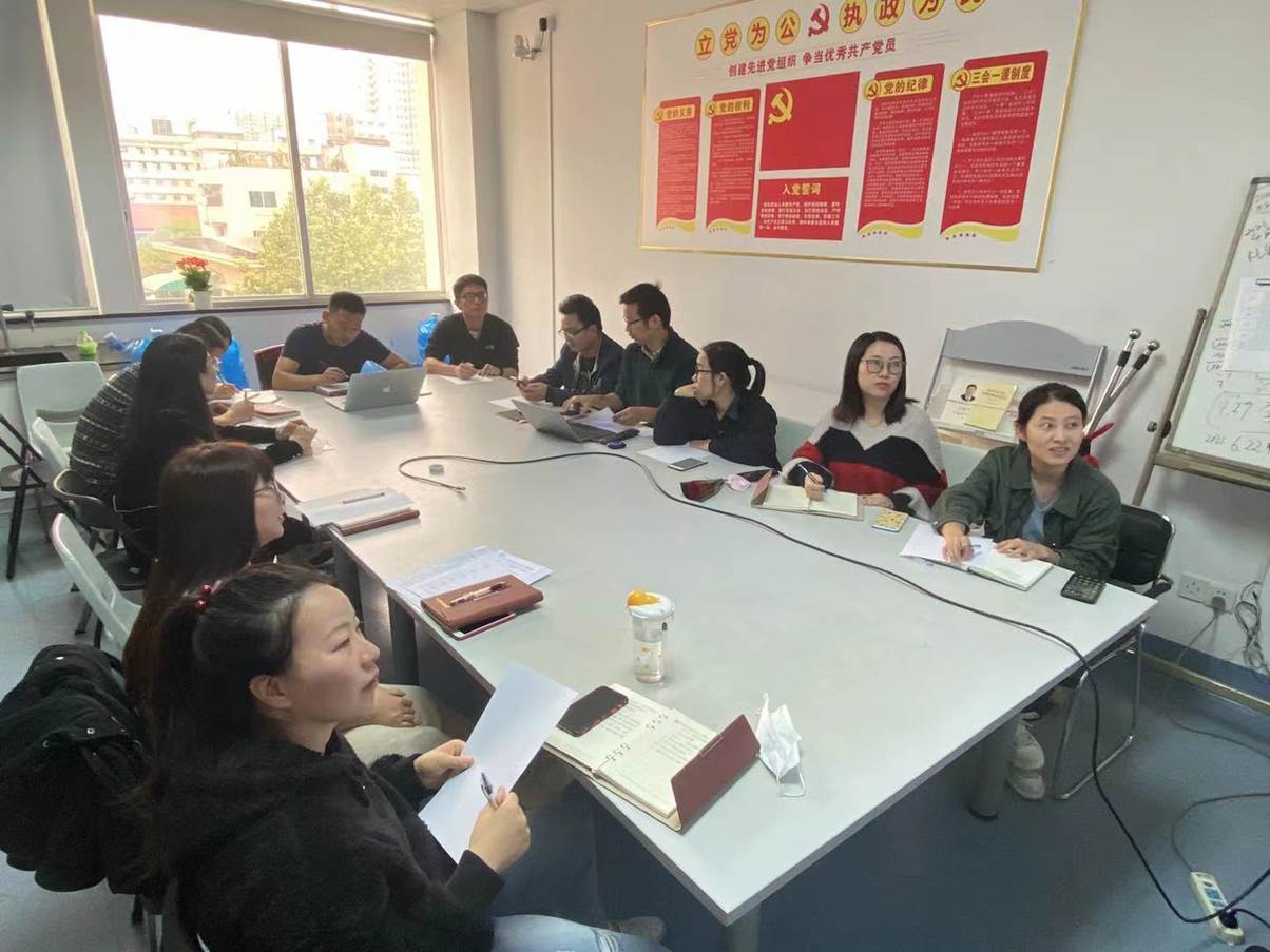 A group of people sitting at a table Description automatically generated with medium confidence