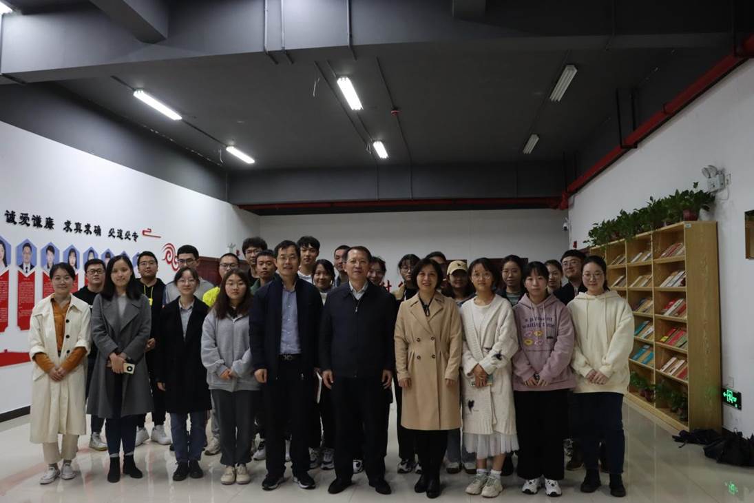 陶书记到学生工作办公室调研1
