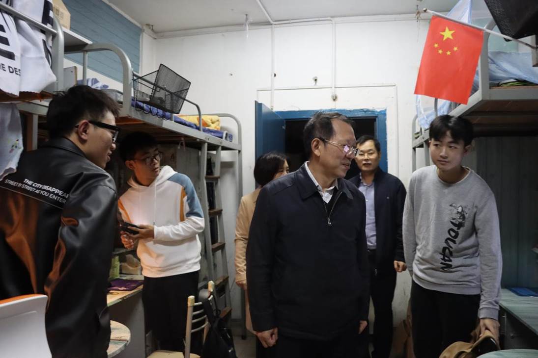 陶书记到学生宿舍与学生谈心谈话1