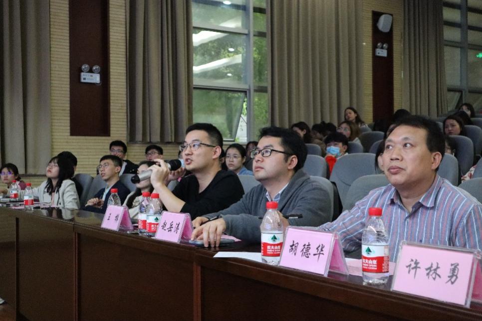 说明: 一群人在餐厅里 描述已自动生成
