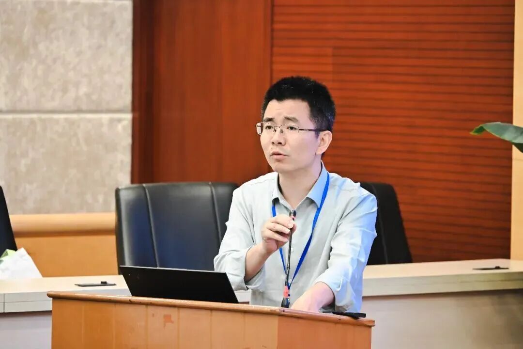 李巍.jpg